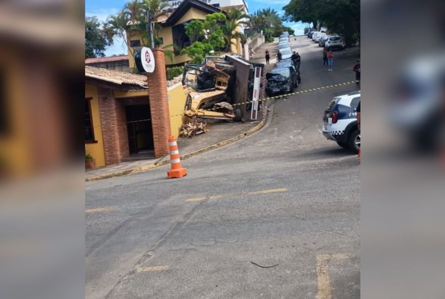 caminhao-com-retroescavadeira-tomba-em-piedade3A-motorista-sai-ileso-ao-atingir-muro-de-escritorio