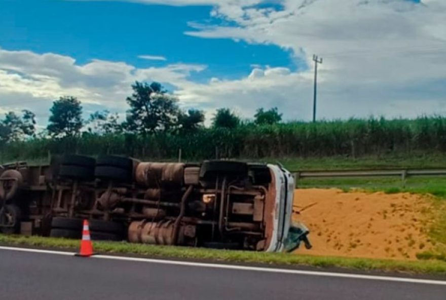 caminhao-com-soja-tomba-na-rodovia-raposo-tavares-em-maracai-sp caminhao-com-soja-tomba-na-rodovia-raposo-tavares-em-maracai-sp