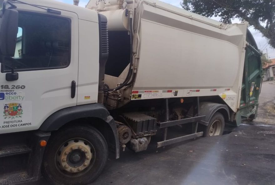 caminhao-da-coleta-de-lixo-afunda-em-buraco-em-rua-de-sao-jose-dos-campos3A-prefeitura-age-para-solucionar-problema-e-garantir-seguranca-dos-cidadaos