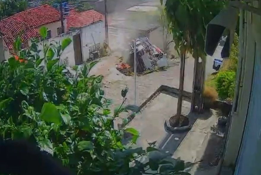 caminhao-da-neoenergia-invade-casa-em-olinda3A-motorista-resgatado-e-danos-registrados.-acao-rapida-dos-bombeiros-e-solidariedade-da-comunidade caminhao-da-neoenergia-invade-casa-em-olinda3A-motorista-resgatado-e-danos-registrados.-acao-rapida-dos-bombeiros-e-solidariedade-da-comunidade