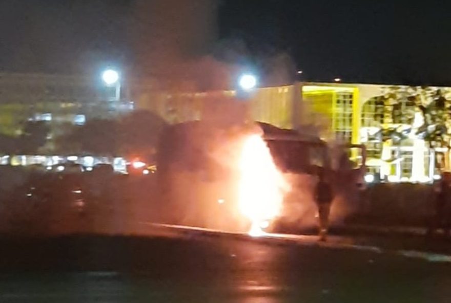 caminhao-de-lixo-pega-fogo-na-esplanada-dos-ministerios-em-brasilia3A-video-e-detalhes caminhao-de-lixo-pega-fogo-na-esplanada-dos-ministerios-em-brasilia3A-video-e-detalhes