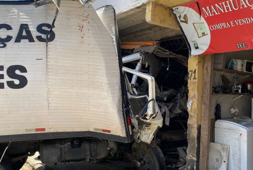 caminhao-de-mudanca-desgovernado-colide-em-mercado-de-hortifruti-em-manhuacu3A-motorista-resgatado.-a-importancia-da-manutencao-preventiva-de-veiculos