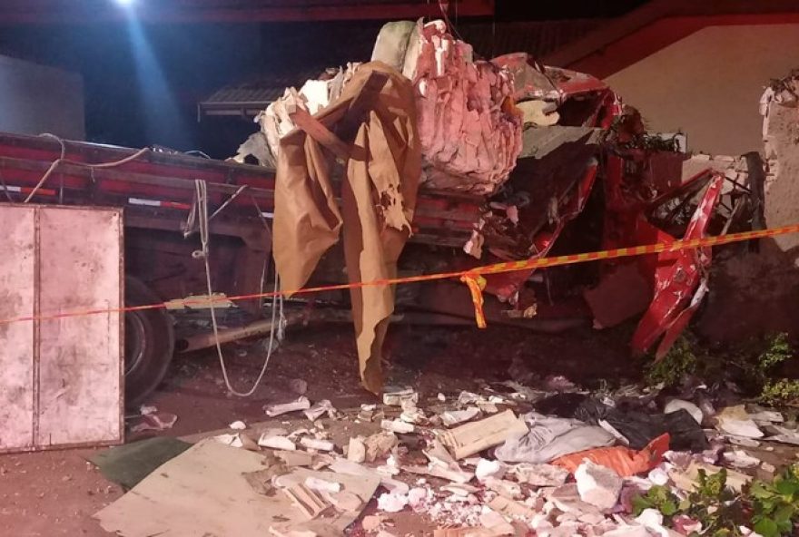 caminhao-de-reciclagem-causa-tragedia-em-campos-do-jordao3A-uma-vitima-fatal-e-duas-feridas-como-evitar-acidentes-como-este3F