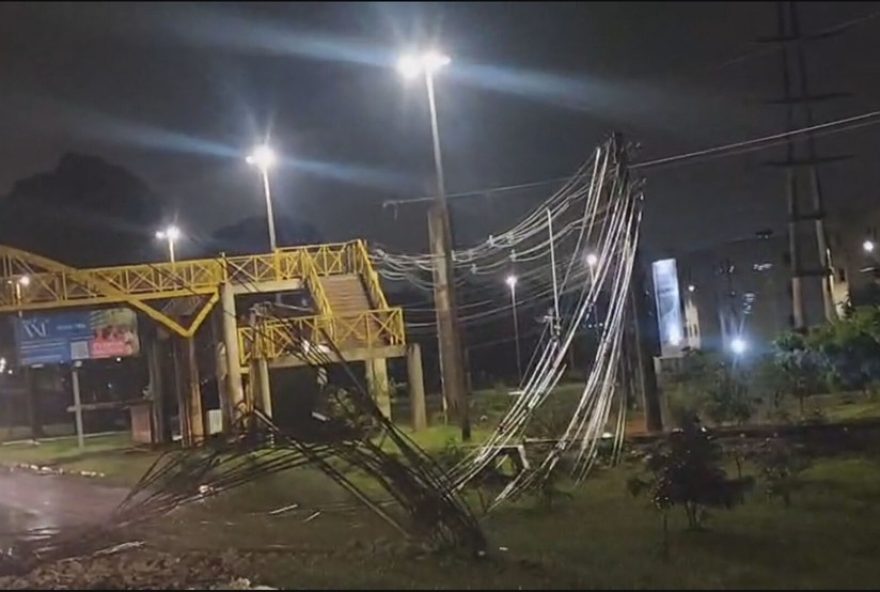 caminhao-derruba-postes-na-df-0013A-interdicao-total-no-riacho-fundo-ii caminhao-derruba-postes-na-df-0013A-interdicao-total-no-riacho-fundo-ii