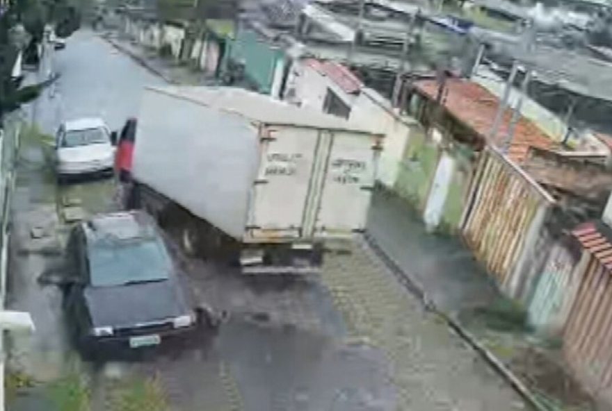 caminhao-desgovernado-arrasta-carros-e-alerta-para-seguranca-em-vias-de-bh caminhao-desgovernado-arrasta-carros-e-alerta-para-seguranca-em-vias-de-bh