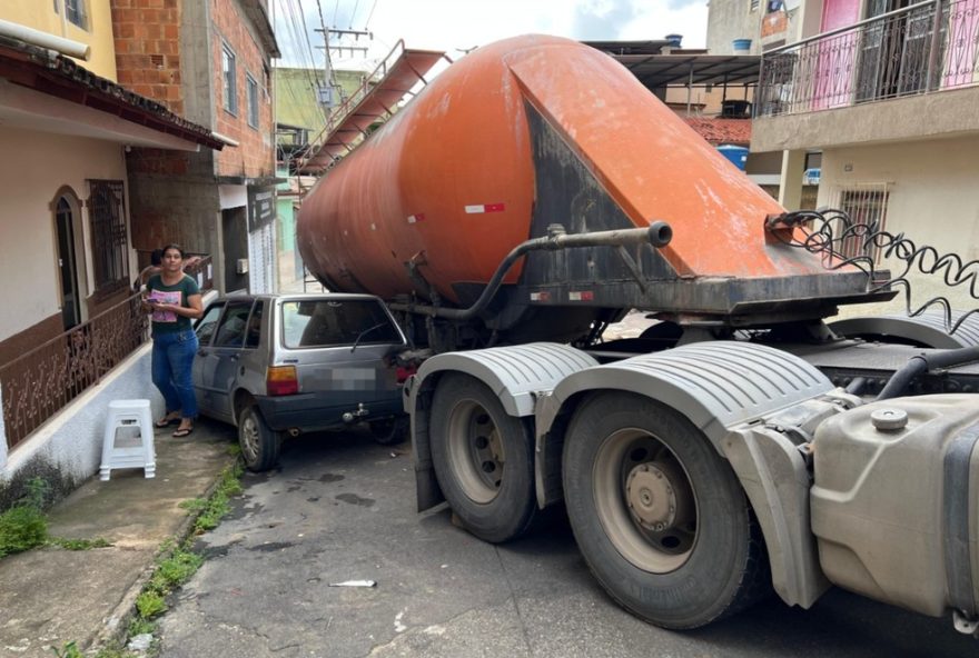 caminhao-desgovernado-atinge-carro-e-casa-em-muriae3A-motorista-relata-desorientacao