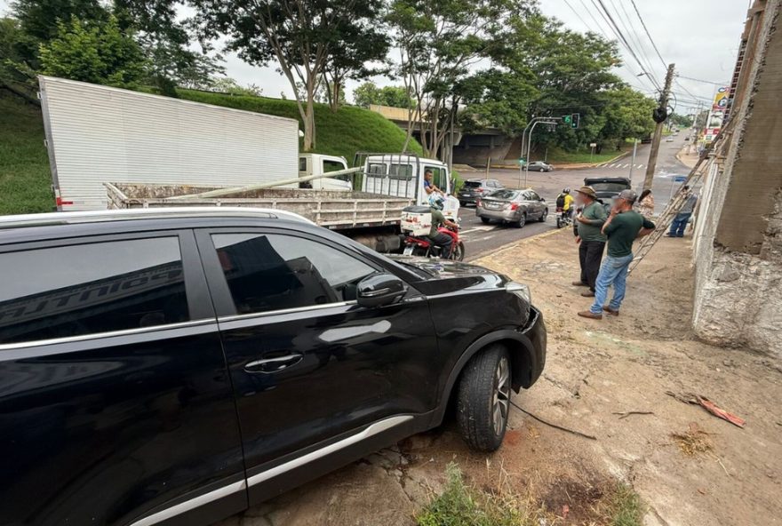 caminhao-desgovernado-atinge-carros-parados-em-semaforo-em-presidente-prudente3A-acidente-na-avenida-joaquim-constantino caminhao-desgovernado-atinge-carros-parados-em-semaforo-em-presidente-prudente3A-acidente-na-avenida-joaquim-constantino
