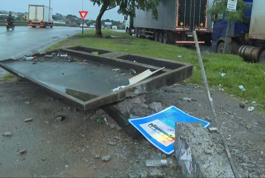 caminhao-desgovernado-atinge-ponto-de-onibus-na-br-040-em-contagem3A-motorista-ferido-no-acidente-na-regiao-metropolitana-de-bh caminhao-desgovernado-atinge-ponto-de-onibus-na-br-040-em-contagem3A-motorista-ferido-no-acidente-na-regiao-metropolitana-de-bh