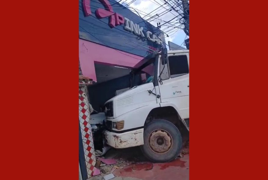 caminhao-desgovernado-causa-prejuizo-de-r24-400-mil-em-loja-de-carros-na-grande-belem caminhao-desgovernado-causa-prejuizo-de-r24-400-mil-em-loja-de-carros-na-grande-belem