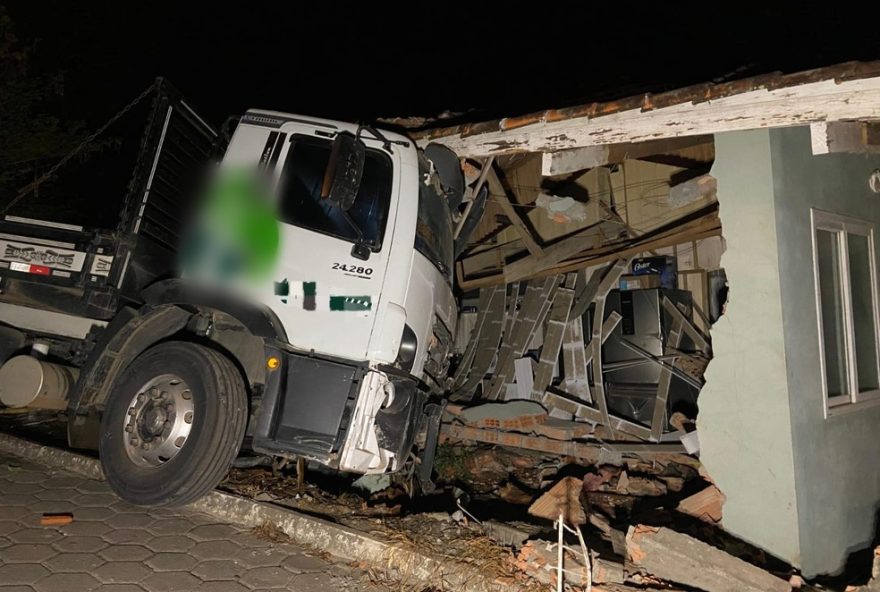 caminhao-desgovernado-colide-contra-casa-em-ituporanga2C-sc3A-motorista-ferido-e-alerta-sobre-seguranca-no-transito