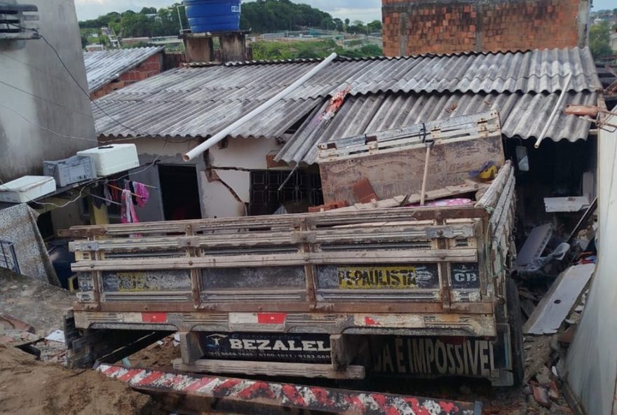 caminhao-desgovernado-invade-casa-em-olinda2C-por-sorte-ninguem-ferido