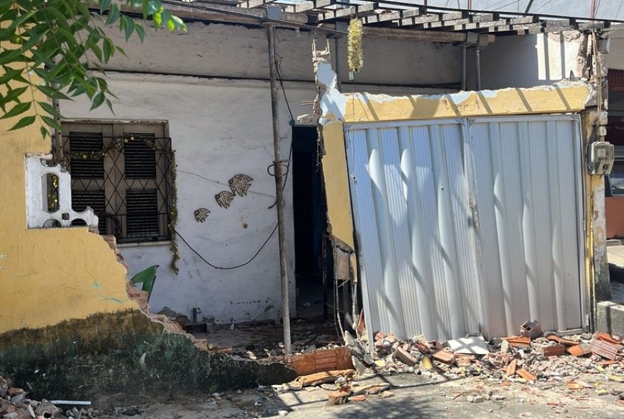 caminhao-desgovernado-invade-residencia-em-fortaleza3A-incidente-chocante-sem-vitimas