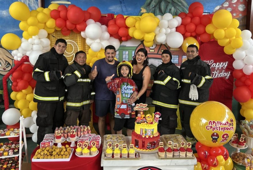 caminhao-dos-bombeiros-emociona-menino-autista-em-festa-de-aniversario-em-manaus3A-video caminhao-dos-bombeiros-emociona-menino-autista-em-festa-de-aniversario-em-manaus3A-video