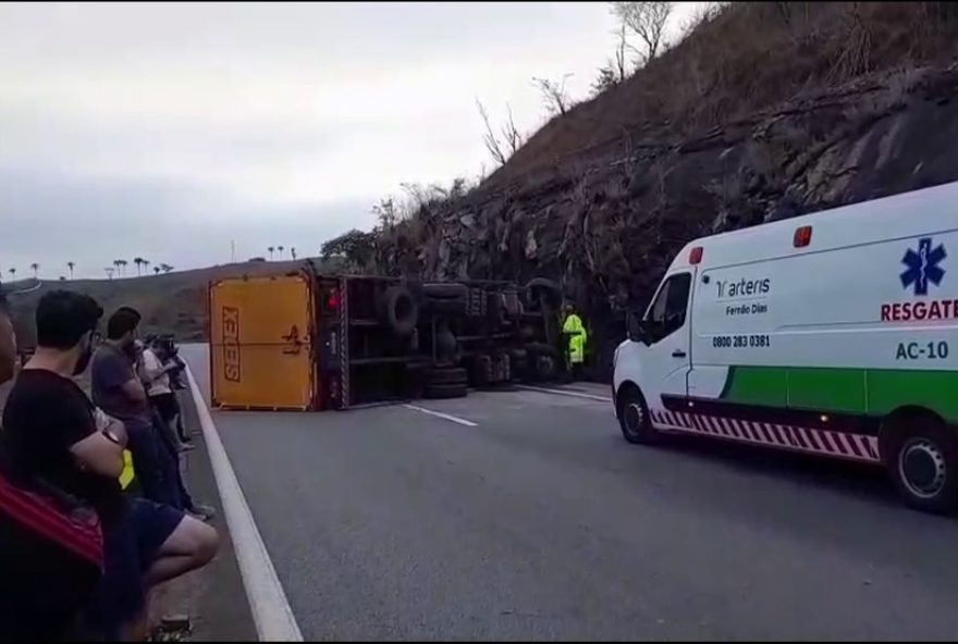 caminhao-dos-correios-tomba-na-rodovia-fernao-dias3A-o-que-voce-precisa-saber