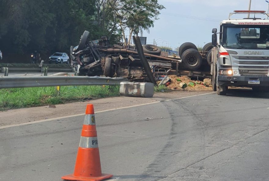 Carreta com melancia tomba e deixa BR-060 congestionada