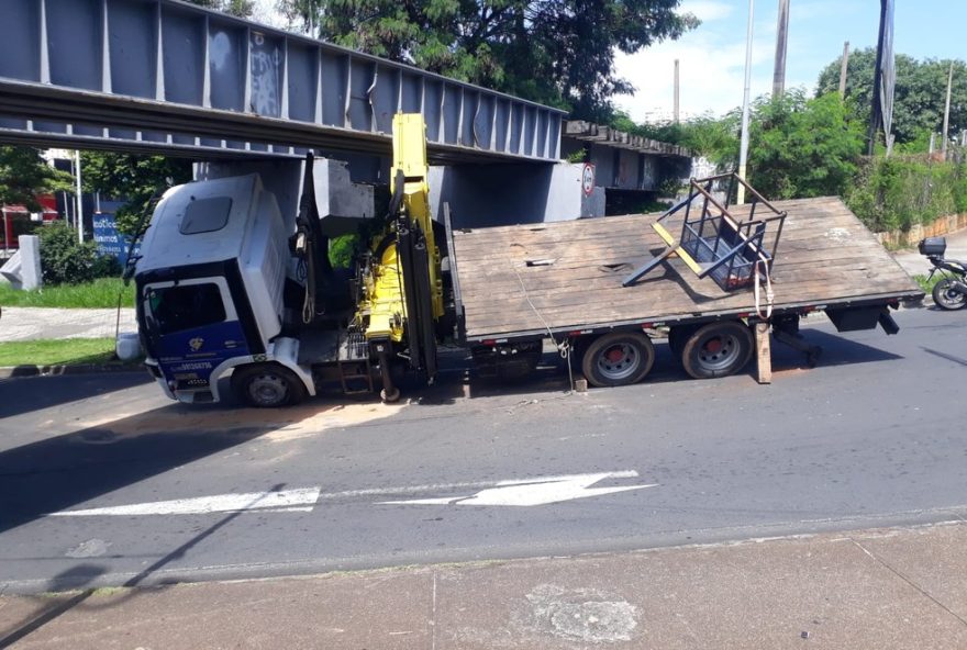 caminhao-entala-em-pontilhao3A-motorista-multado-em-sorocaba caminhao-entala-em-pontilhao3A-motorista-multado-em-sorocaba