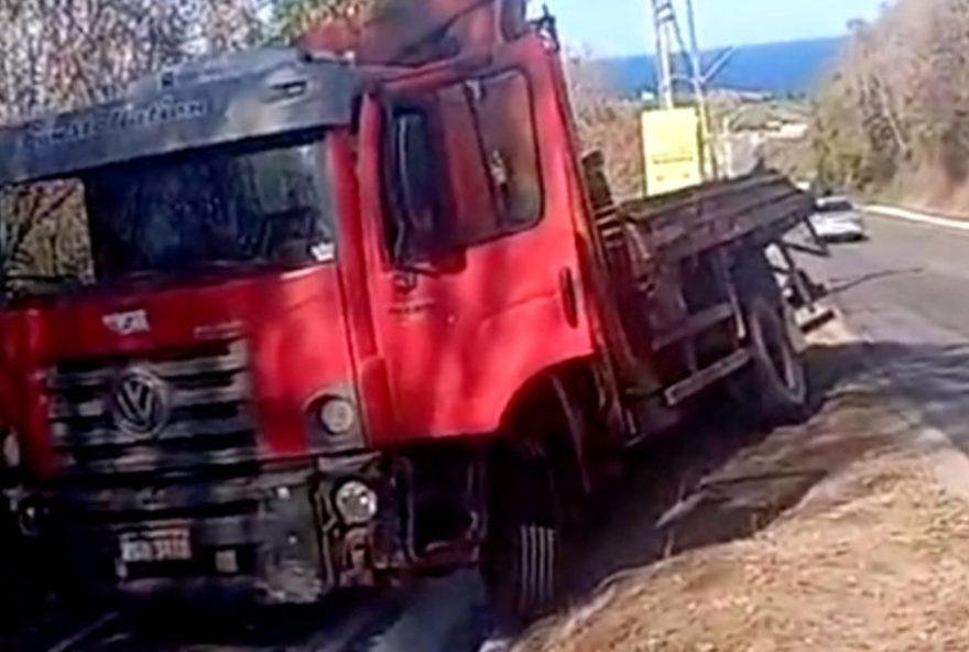 caminhao-guincho-tomba-em-ladeira-proximo-ao-porto-de-santo-antonio3A-motorista-age-rapido-e-evita-colisao