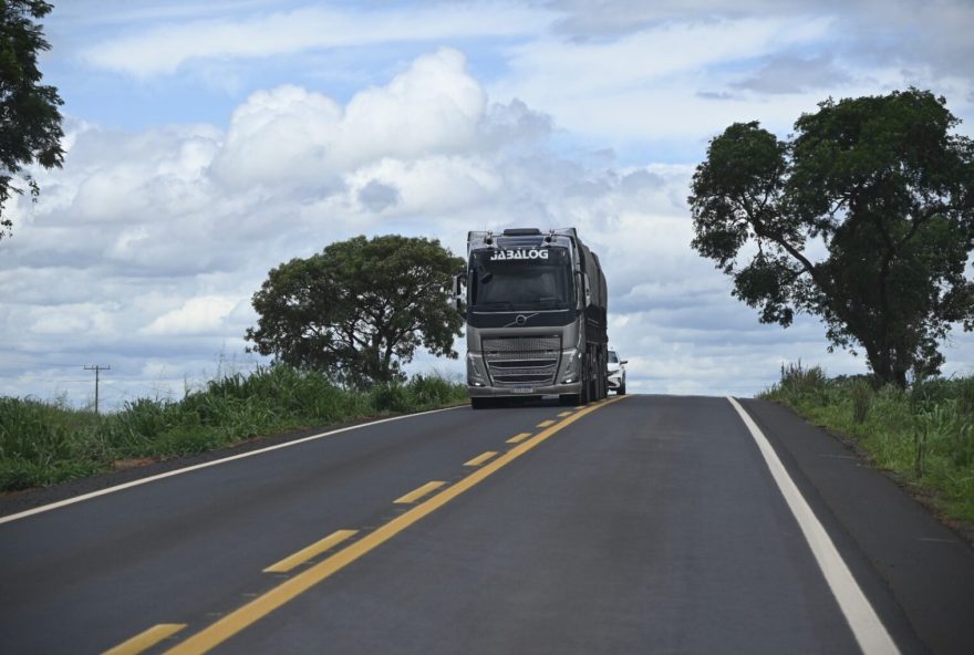 caminhao-na-rodovia_Silvano-Vital-1536×1021 caminhao-na-rodovia_Silvano-Vital-1536x1021