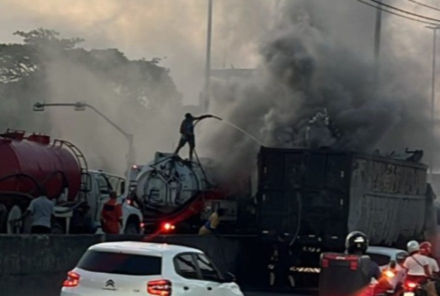 caminhao-pega-fogo-e-interdita-avenida-brasil2C-causando-congestionamento-na-regiao
