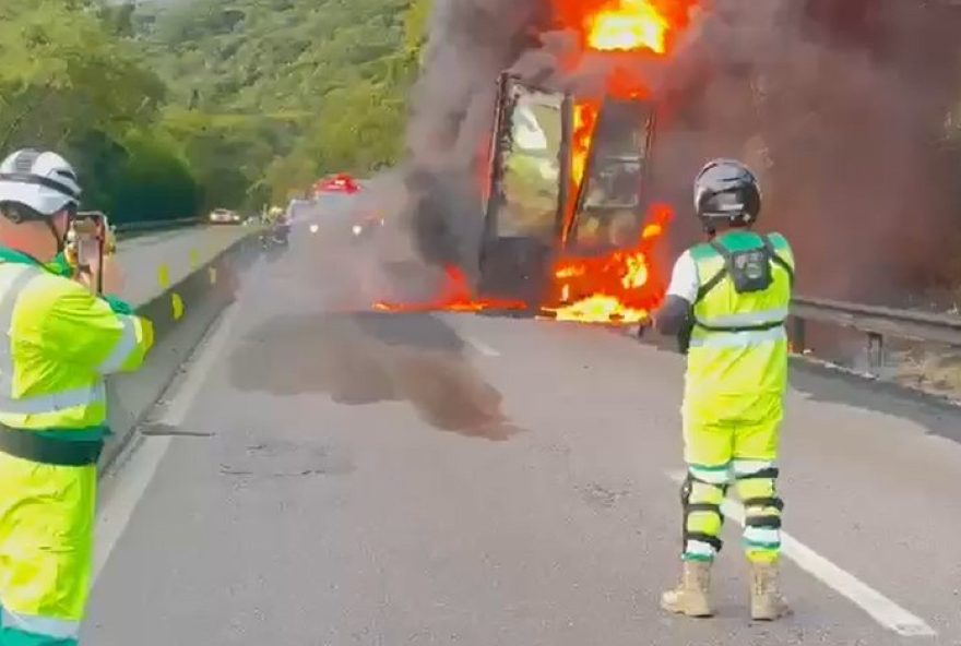 caminhao-pega-fogo-na-br-101-em-palhoca2C-sc3A-transito-interditado-e-acao-rapida-das-equipes-de-emergencia caminhao-pega-fogo-na-br-101-em-palhoca2C-sc3A-transito-interditado-e-acao-rapida-das-equipes-de-emergencia