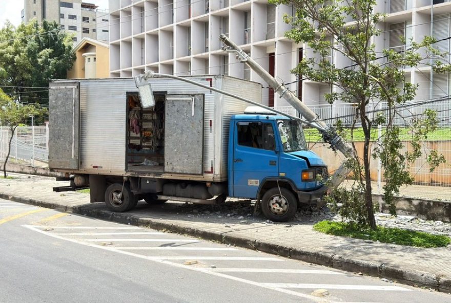 caminhao-perde-freio-e-bate-no-muro-da-moradia-universitaria-da-ufmg-em-bh caminhao-perde-freio-e-bate-no-muro-da-moradia-universitaria-da-ufmg-em-bh