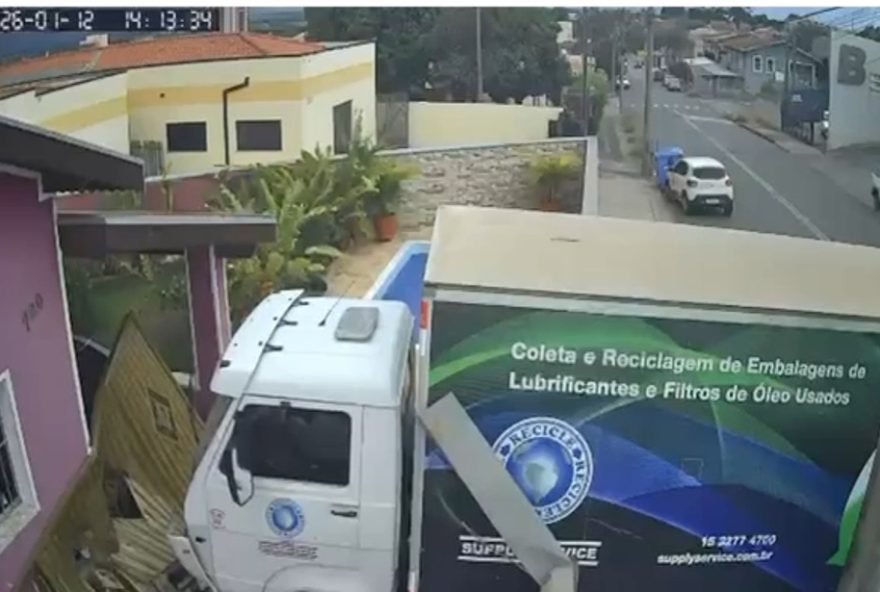 caminhao-perde-freio-e-invade-casa-em-sp3A-foi-um-livramento2C-video caminhao-perde-freio-e-invade-casa-em-sp3A-foi-um-livramento2C-video