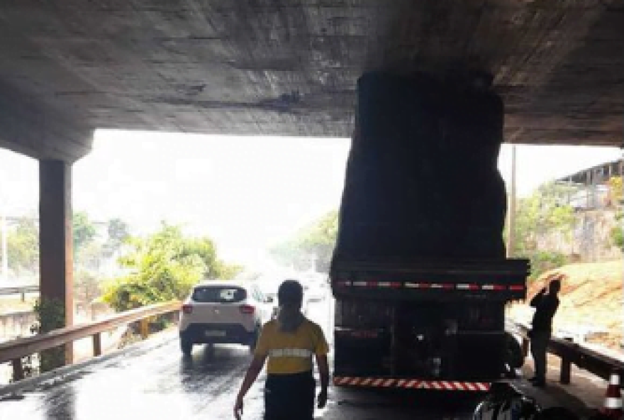 Caminhão fica preso em viaduto e forma congestionamento que ultrapassa 7km, em Goiânia