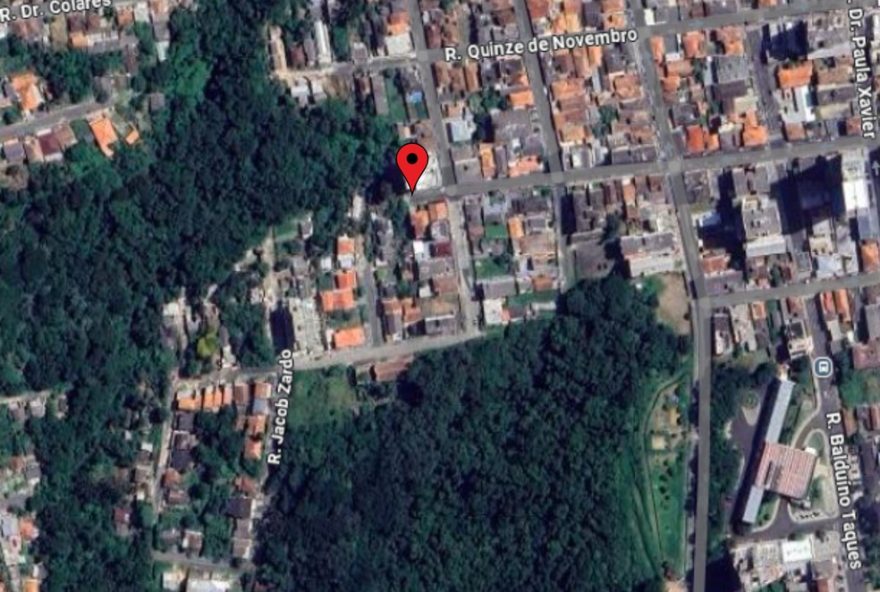 caminhao-quase-cai-de-barranco-em-rua-sem-saida-no-parana3A-video-chocante