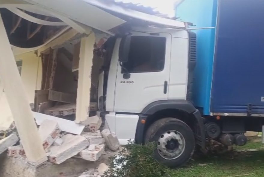 caminhao-sem-freio-invade-casa-no-parana3A-motorista-falha-em-acionar-o-freio-de-mao.-confira caminhao-sem-freio-invade-casa-no-parana3A-motorista-falha-em-acionar-o-freio-de-mao.-confira
