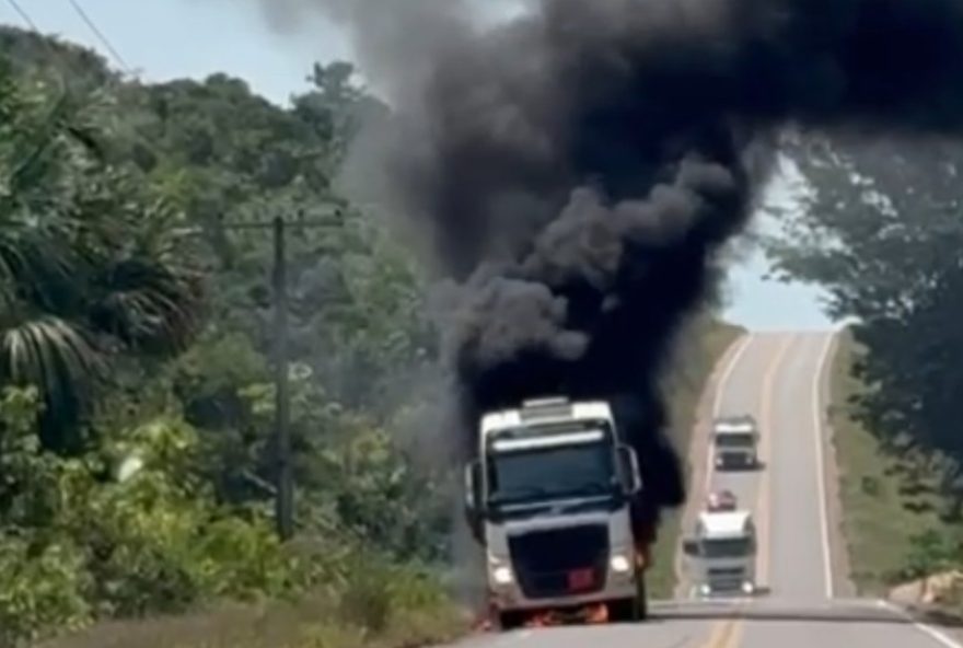caminhao-tanque-com-50-mil-litros-de-combustivel-pega-fogo-na-br-1742C-no-interior-do-am caminhao-tanque-com-50-mil-litros-de-combustivel-pega-fogo-na-br-1742C-no-interior-do-am