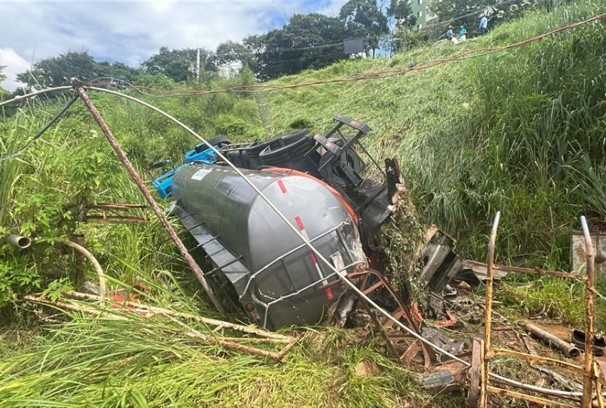 caminhao-tanque-desgovernado-surpreende-ao-tombar-sobre-oficina-de-pecas-automotivas-em-bh3A-imagens-impressionantes-registradas