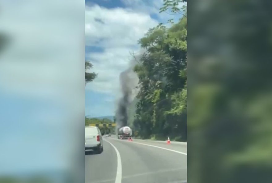 caminhao-tanque-em-chamas-interdita-br-101-no-morro-do-boi2C-sc3A-sem-feridos-e-trafego-liberado caminhao-tanque-em-chamas-interdita-br-101-no-morro-do-boi2C-sc3A-sem-feridos-e-trafego-liberado