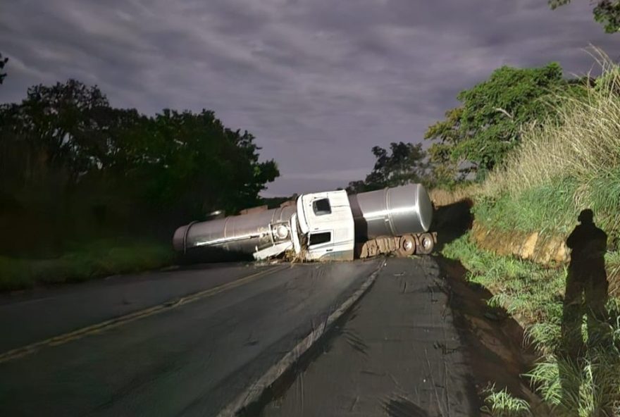 caminhao-tanque-tombado-com-40-mil-litros-de-alcool-interdita-br-365-em-jequitai-por-mais-de-14-horas