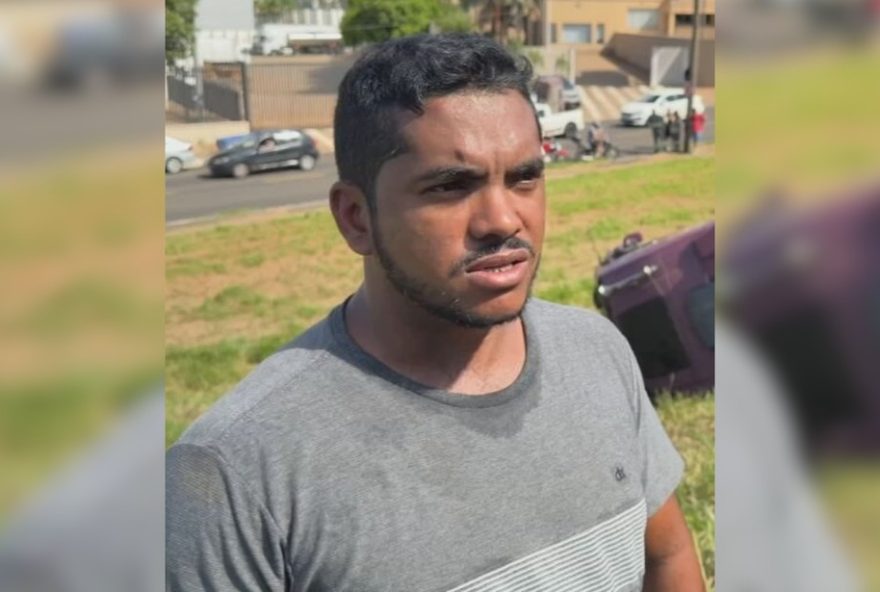 caminhao-tomba-com-bezerros-presos-apos-colisao-com-carro caminhao-tomba-com-bezerros-presos-apos-colisao-com-carro