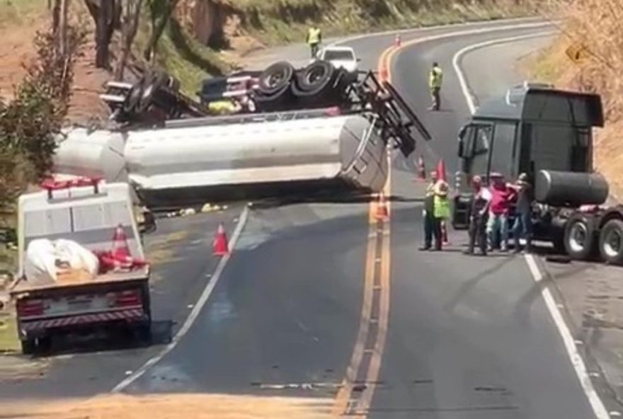 caminhao-tomba-com-materia-prima-para-sabao-em-rodovia-de-amparo3A-transito-interditado-e-motorista-ferido
