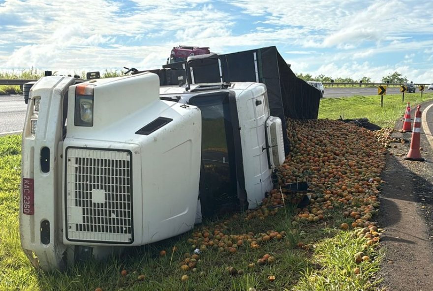 caminhao-tomba-e-derruba-toneladas-de-laranja-no-anel-viario-de-piracicaba3A-sem-feridos-e-sem-interdicoes-no-local.-mantenha-se-informado-com-de-piracicaba caminhao-tomba-e-derruba-toneladas-de-laranja-no-anel-viario-de-piracicaba3A-sem-feridos-e-sem-interdicoes-no-local.-mantenha-se-informado-com-de-piracicaba