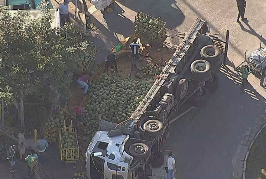 caminhao-tomba-e-espalha-carga-de-coco-na-ceasa-em-contagem3A-veja-detalhes