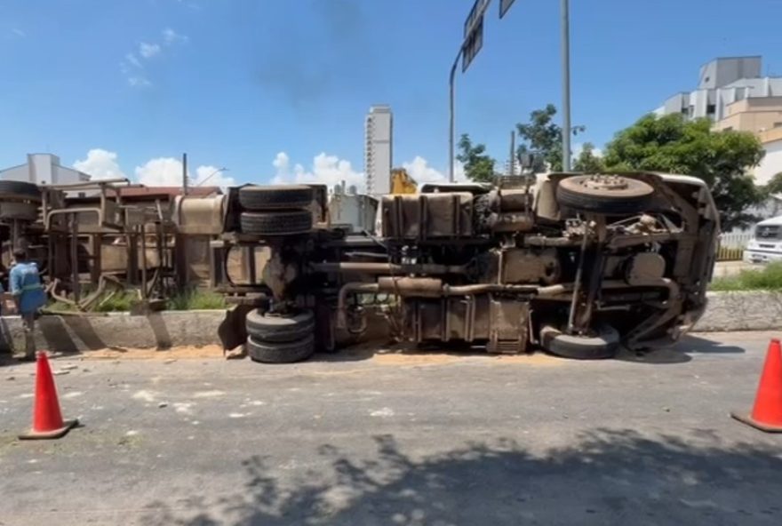 caminhao-tomba-e-interdita-acesso-a-ponte-rosinha-filippo-em-guaratingueta3A-transito-interrompido-no-local caminhao-tomba-e-interdita-acesso-a-ponte-rosinha-filippo-em-guaratingueta3A-transito-interrompido-no-local