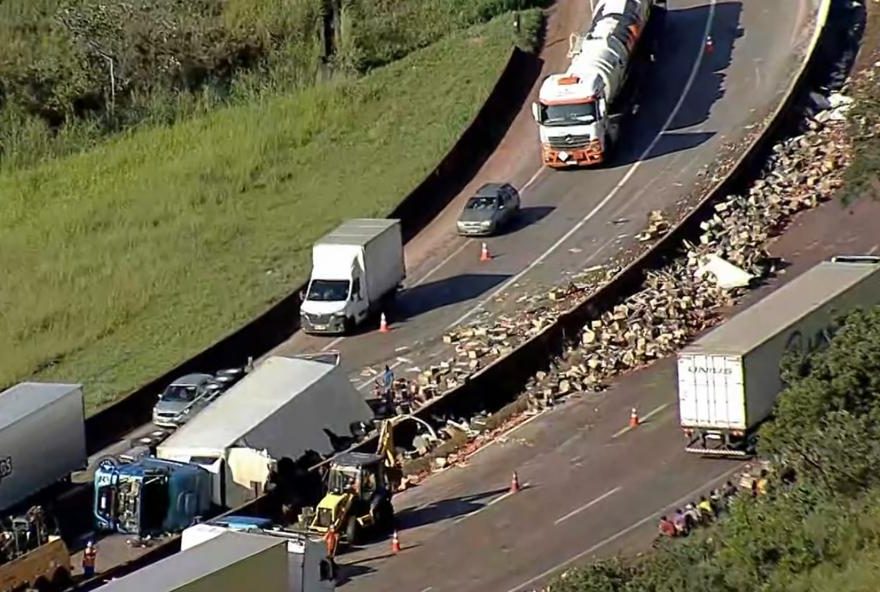 caminhao-tomba-e-interdita-os-dois-sentidos-da-br-381 caminhao-tomba-e-interdita-os-dois-sentidos-da-br-381