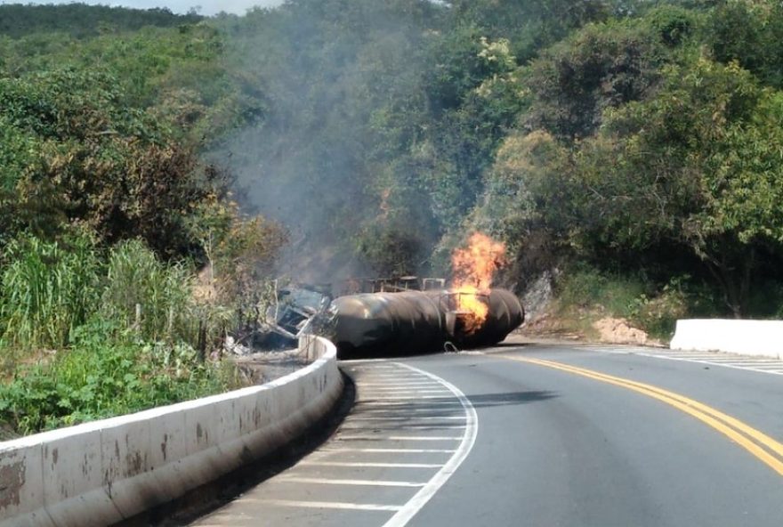 caminhao-tomba-e-pega-fogo-interditando-br-251-em-fruta-de-leite3A-possibilidade-de-carga-de-etanol-e-risco-de-explosao