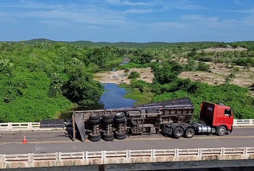 caminhao-tomba-em-ponte-e-carga-de-sucata-fica-espalhada-no-sul-do-piaui