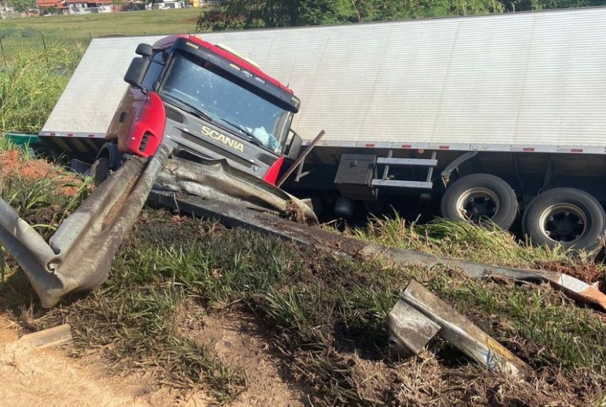caminhao-tomba-em-ribanceira-da-sp-147-em-piracicaba3A-acidente-interdita-acostamento-e-exige-remocao-noturna.-confira