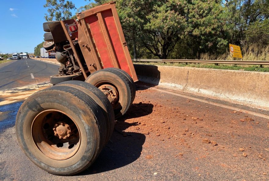caminhao-tomba-na-br-050-em-uberlandia-causando-vazamento-de-oleo-na-pista