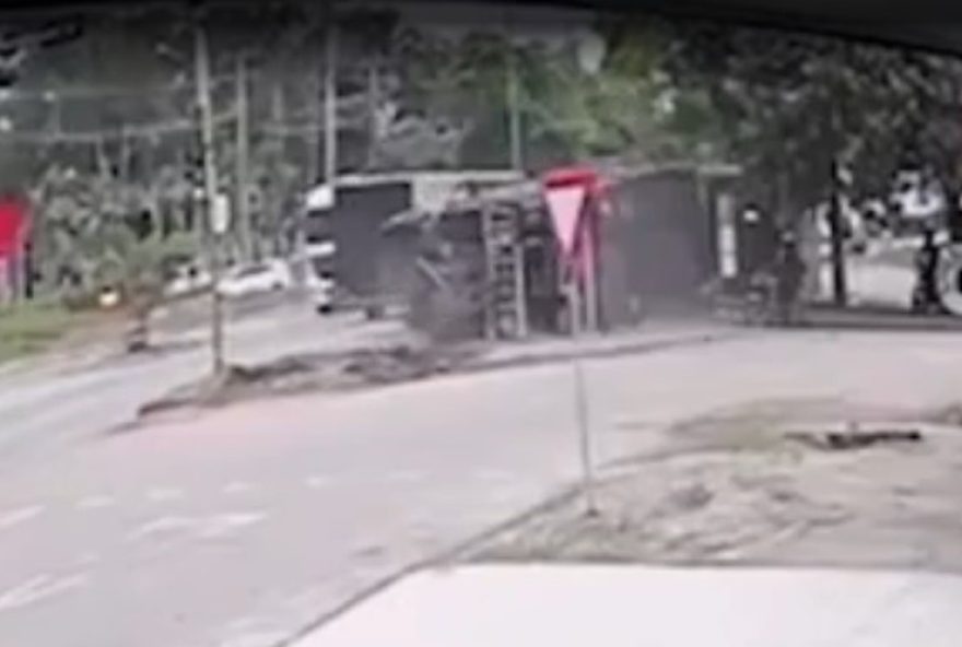 caminhao-tomba-na-br-222-e-quase-atinge-motociclista-e-pedestre3A-video-viraliza caminhao-tomba-na-br-222-e-quase-atinge-motociclista-e-pedestre3A-video-viraliza