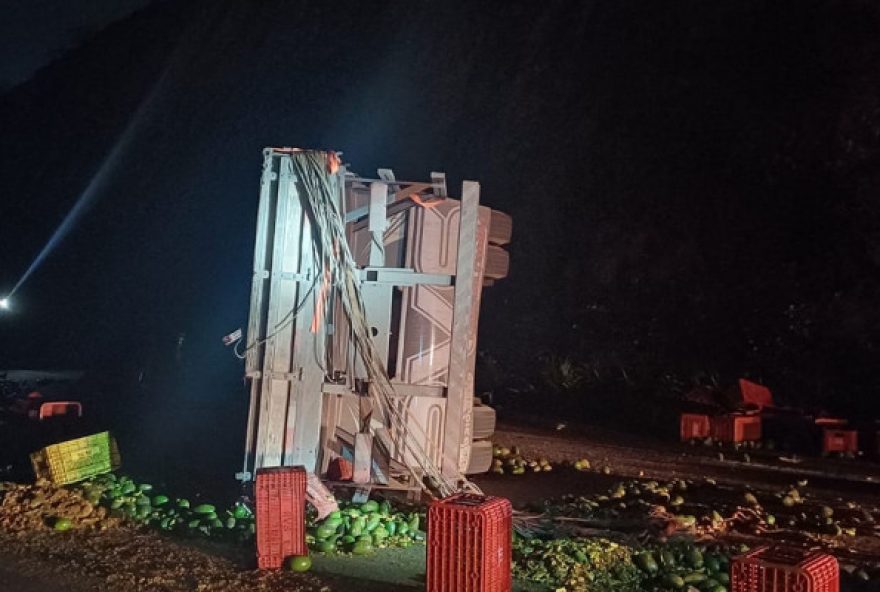 caminhao-tomba-na-br-232-em-pombos2C-causando-queda-de-carga-na-pista caminhao-tomba-na-br-232-em-pombos2C-causando-queda-de-carga-na-pista