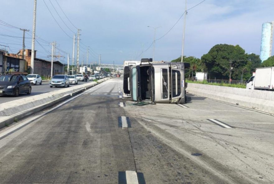 caminhao-tomba-na-br-2322C-no-curado2C-e-deixa-transito-lento-na-manha-desta-quinta-26
