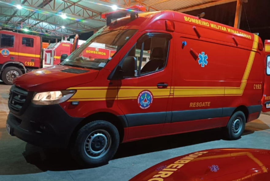 caminhao-tomba-na-fernao-dias-e-carga-pega-fogo-no-sul-de-minas caminhao-tomba-na-fernao-dias-e-carga-pega-fogo-no-sul-de-minas