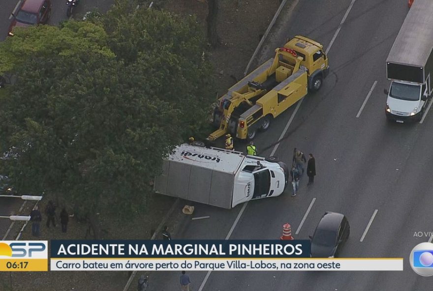 caminhao-tomba-na-marginal-do-rio-pinheiros-apos-colisao-com-motorista-embriagado3A-transito-impactado