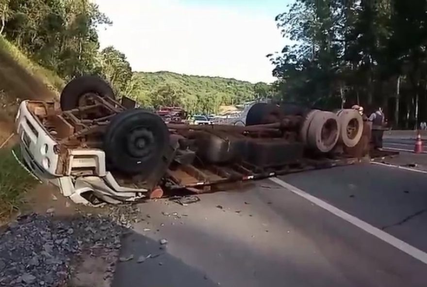 caminhao-tomba-na-raposo-tavares-e-motociclista-se-acidenta-na-anhanguera3A-noticias-de-transito-em-sp