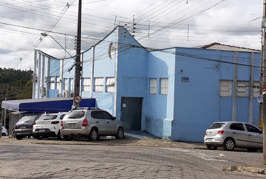 caminhao-tomba-na-sp-250-em-guapiara-e-motorista-fica-preso3A-resgate-de-3-horas